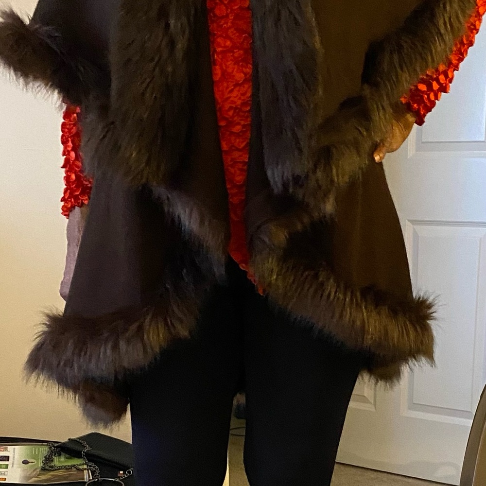 ONE SIZE BROWN LADIES SHAWL WITH FAUX FUR TRIM. BEAUTIFUL